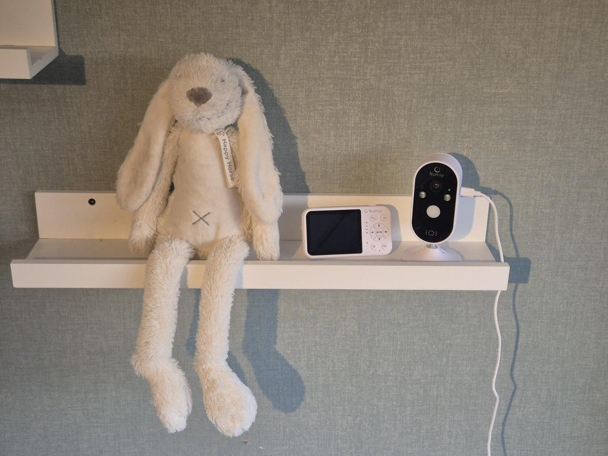 Numsy One camera en ouderunit op een plank met knuffel, klantfoto