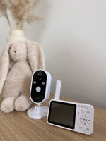 Numsy One babyfoon op de commode met knuffelkonijn, klantfoto