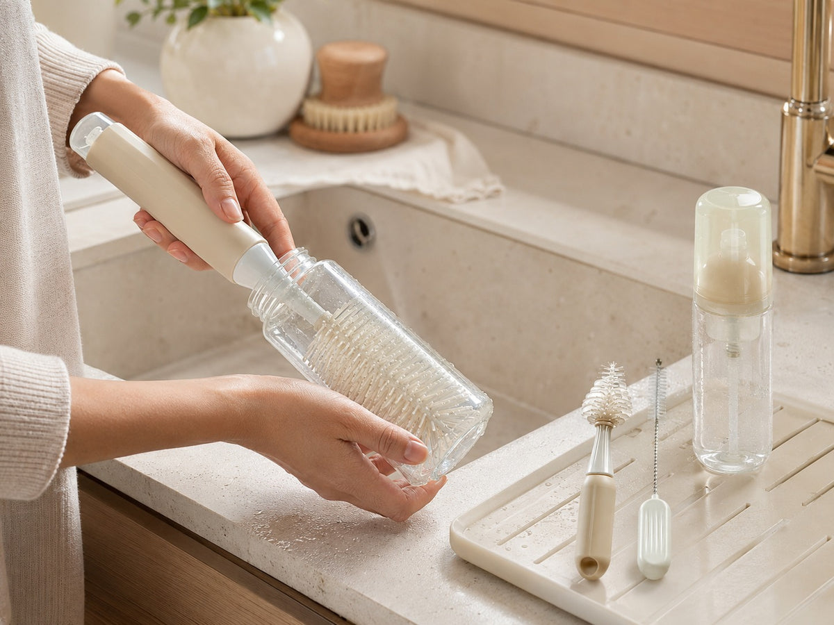 Babyfles schoonmaken met de siliconen flessenborstel van Numsy