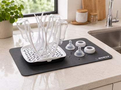 Numsy Droogrek Basic met babyflessen op de Numsy Matt afdruipmat, spenen en ringen ernaast