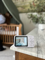 Numsy One ouderunit op tafel met de babykamer op de achtergrond, klantfoto