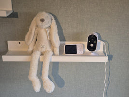 Numsy One camera en ouderunit op een plank met knuffel, klantfoto