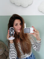 Moeder met de Numsy One camera en ouderunit, klantfoto