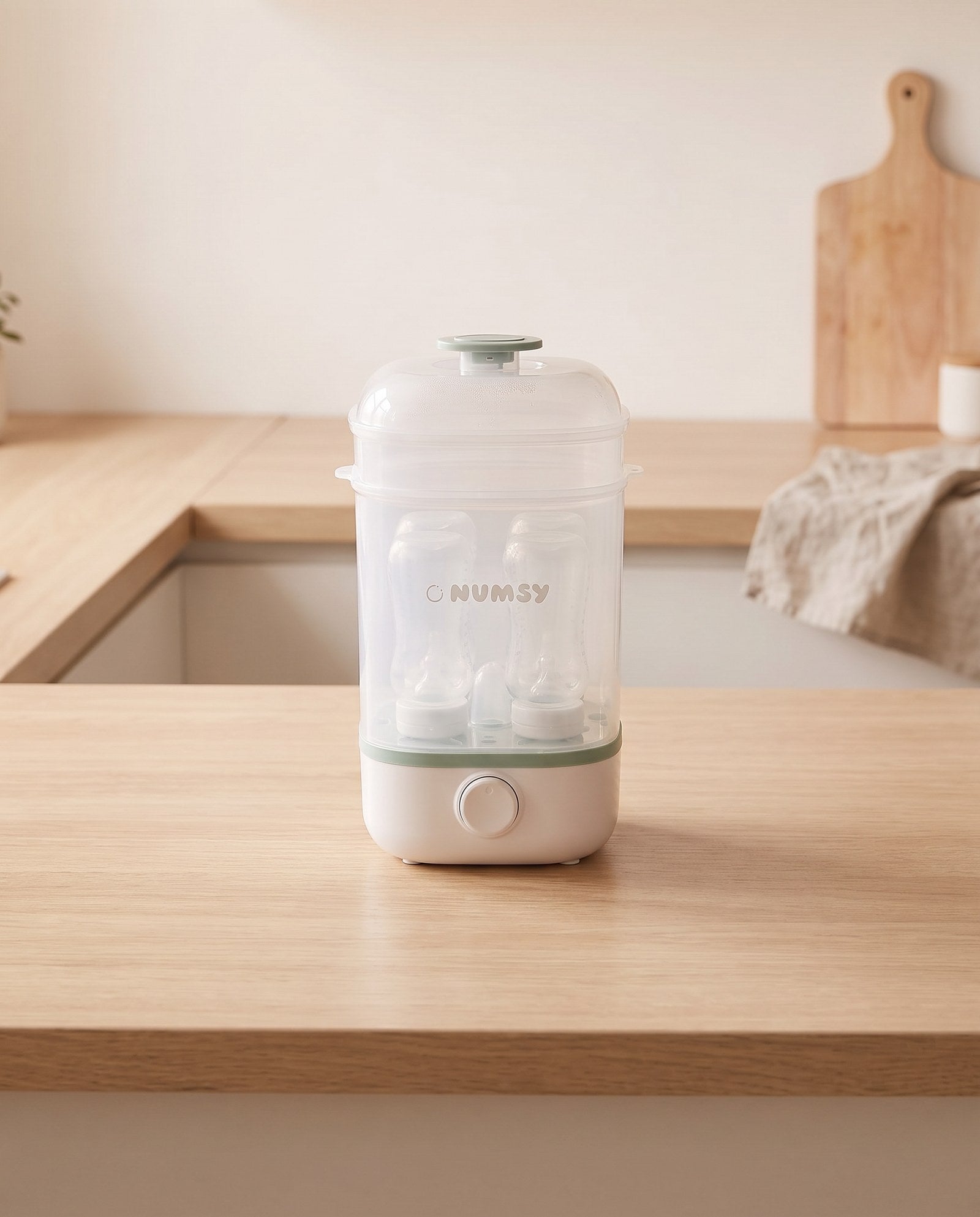 Numsy Steamy met stoom op het aanrecht
