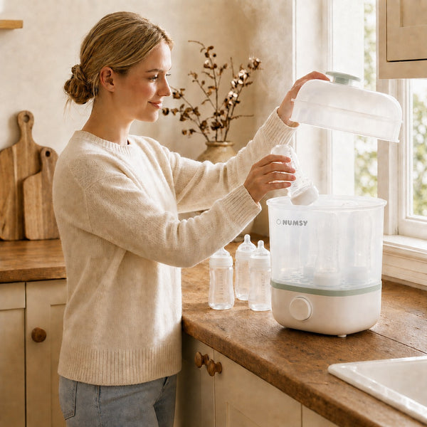 Moeder legt een fles in de Numsy Steamy